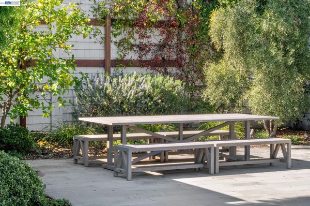 1121 BAY STREET, Alameda, CA 94501