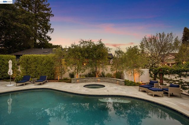 1121 BAY STREET, Alameda, CA 94501