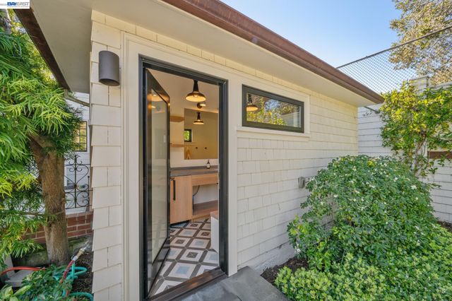 1121 BAY STREET, Alameda, CA 94501
