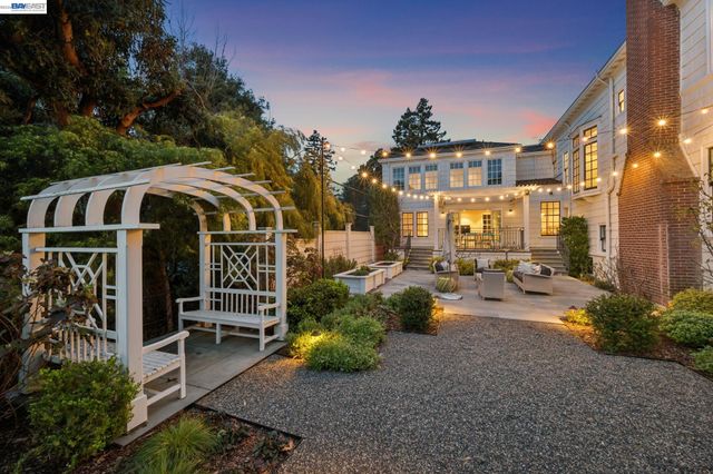 1121 BAY STREET, Alameda, CA 94501