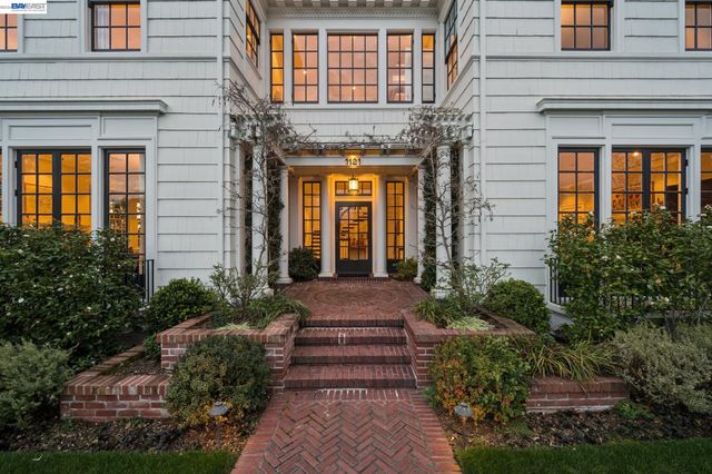 1121 BAY STREET, Alameda, CA 94501