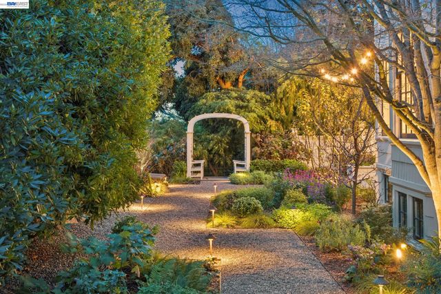 1121 BAY STREET, Alameda, CA 94501