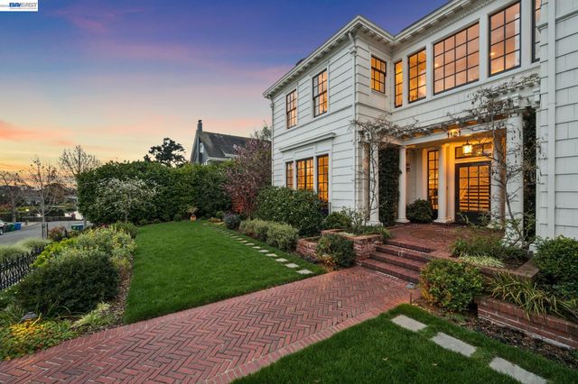 1121 BAY STREET, Alameda, CA 94501