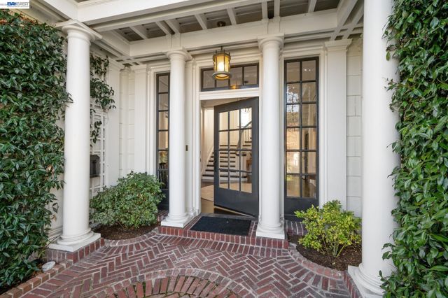 1121 BAY STREET, Alameda, CA 94501