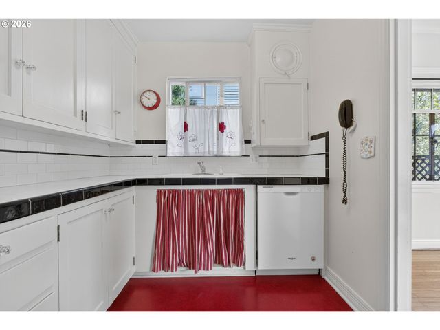 2325 Ne FLANDERS St 8, Portland, OR 97232