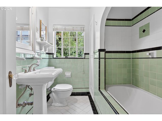 2325 Ne FLANDERS St 8, Portland, OR 97232