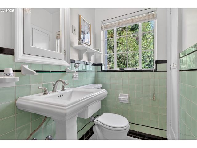 2325 Ne FLANDERS St 8, Portland, OR 97232