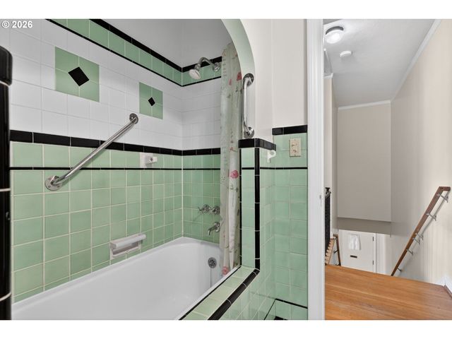 2325 Ne FLANDERS St 8, Portland, OR 97232