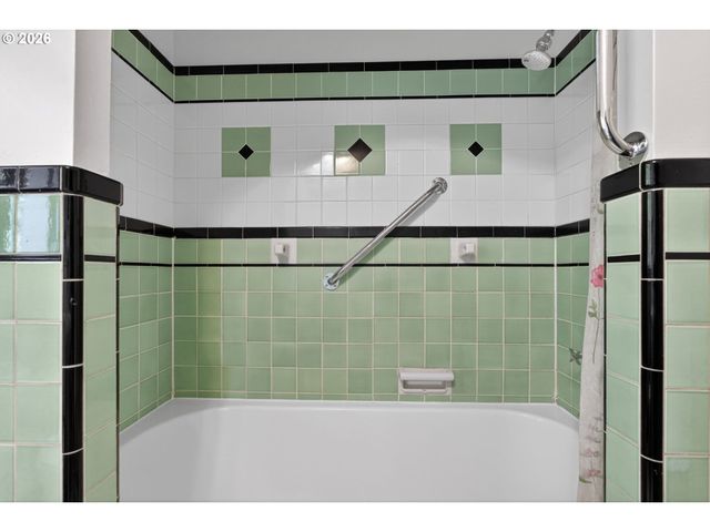 2325 Ne FLANDERS St 8, Portland, OR 97232