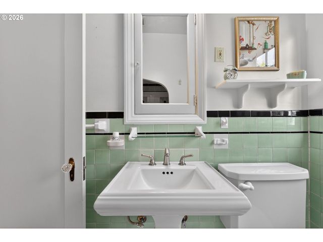 2325 Ne FLANDERS St 8, Portland, OR 97232