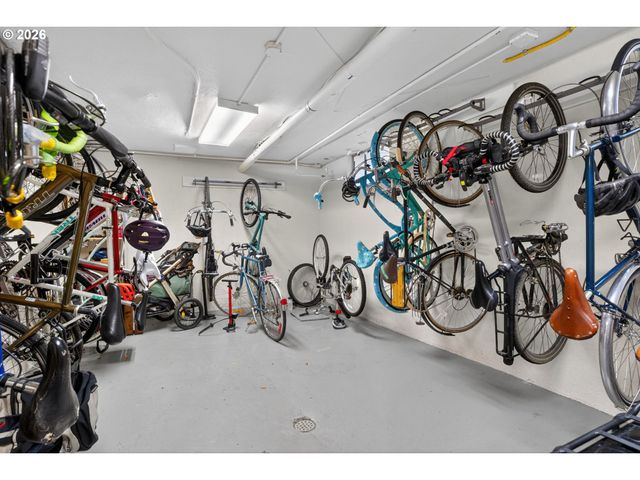 2325 Ne FLANDERS St 8, Portland, OR 97232