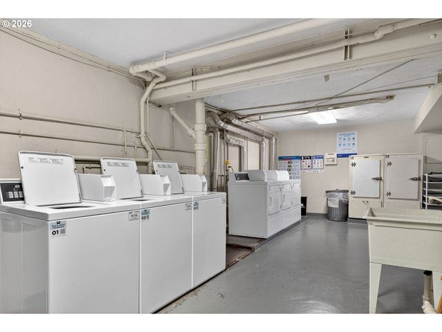 2325 Ne FLANDERS St 8, Portland, OR 97232