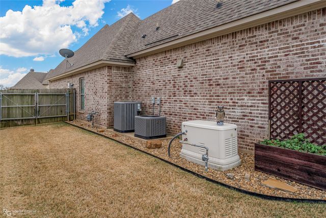 1113 Calle Lago Court, Bossier City, LA 71111