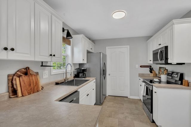 69 West Dr, Clarksville, TN 37040