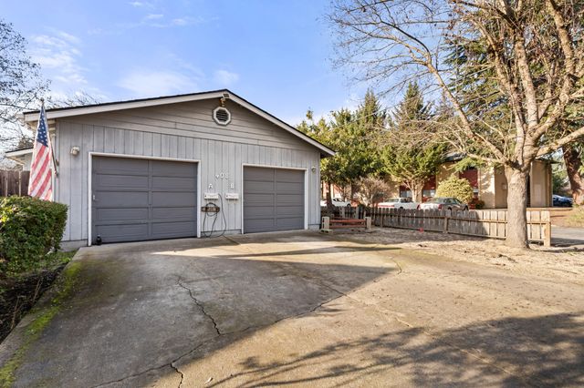408 SE 10th Street, Grants Pass, OR 97526