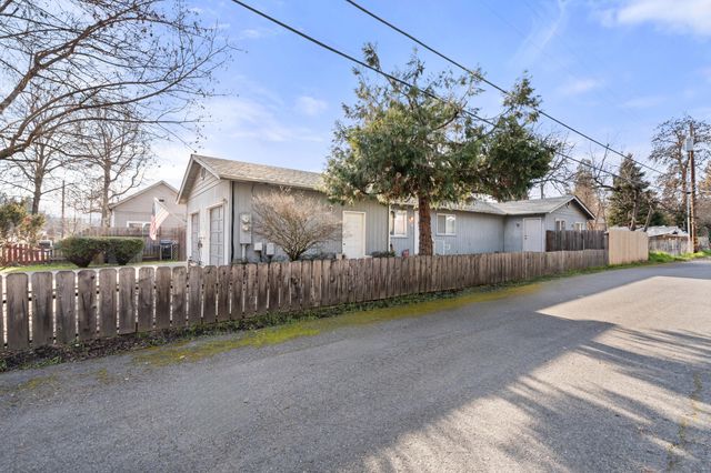 408 SE 10th Street, Grants Pass, OR 97526