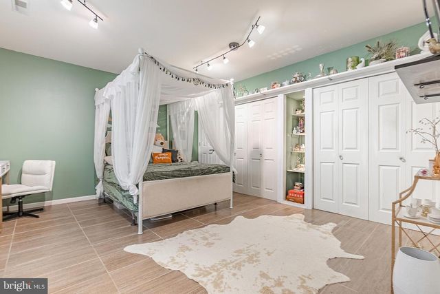 321 FOUNTAIN ST, Philadelphia, PA 19128