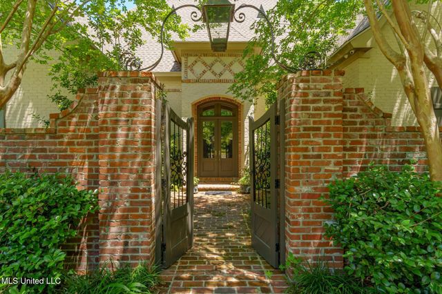 28 Millikens Road, Hattiesburg, MS 39402