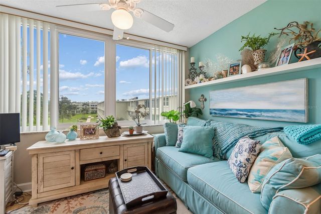 4885 1ST ST NE 307, St Petersburg, FL 33703