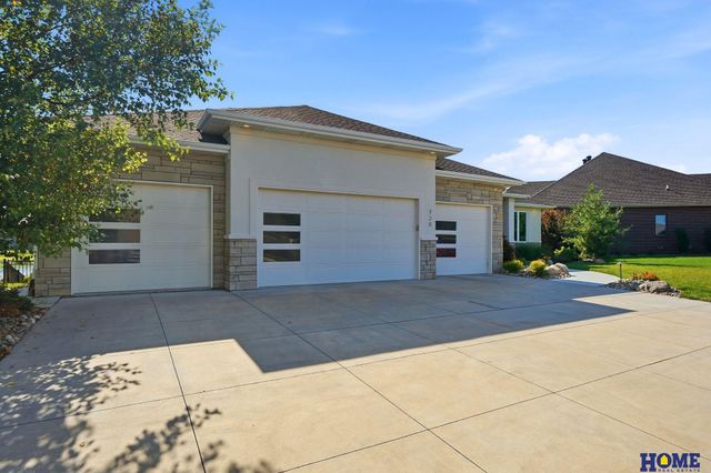 720 N 100th Street, Lincoln, NE 68527