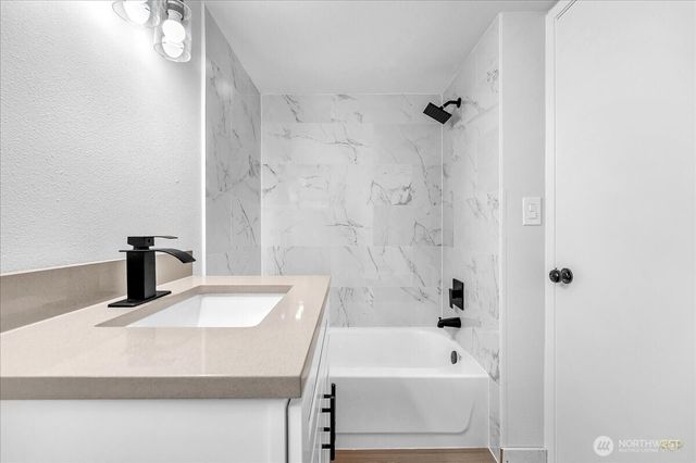 714 S Pacific Avenue, Kelso, WA 98626