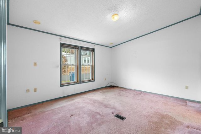 907 LAKEVIEW DR, Green Lane, PA 18054