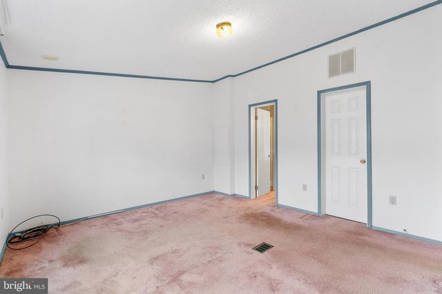 907 LAKEVIEW DR, Green Lane, PA 18054