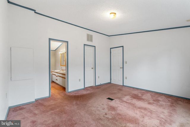 907 LAKEVIEW DR, Green Lane, PA 18054