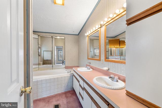 907 LAKEVIEW DR, Green Lane, PA 18054