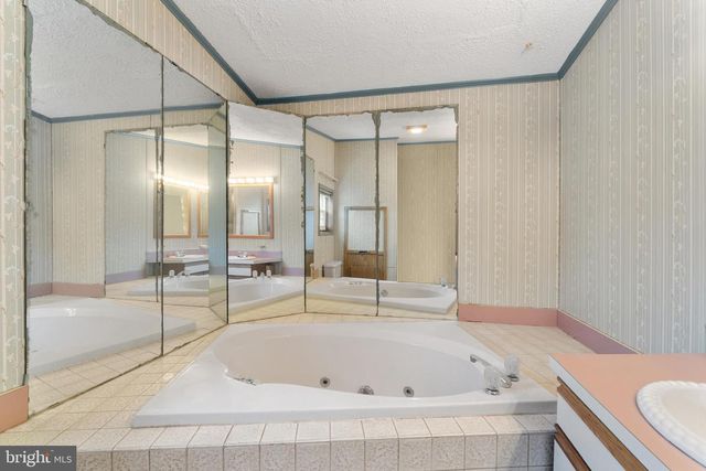 907 LAKEVIEW DR, Green Lane, PA 18054