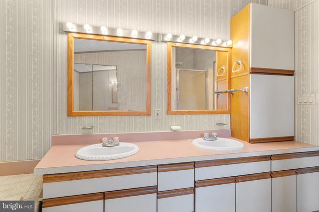 907 LAKEVIEW DR, Green Lane, PA 18054