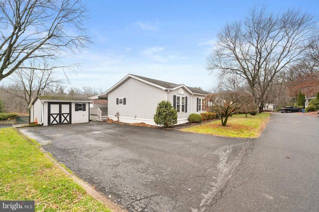 907 LAKEVIEW DR, Green Lane, PA 18054