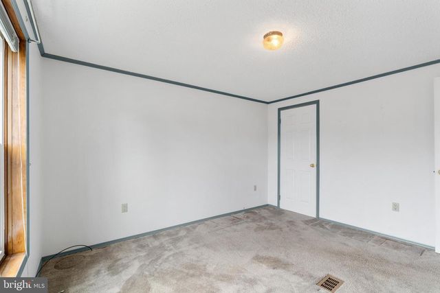 907 LAKEVIEW DR, Green Lane, PA 18054