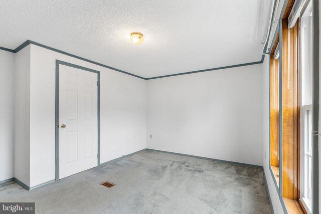 907 LAKEVIEW DR, Green Lane, PA 18054