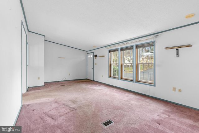 907 LAKEVIEW DR, Green Lane, PA 18054