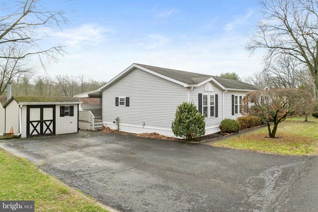 907 LAKEVIEW DR, Green Lane, PA 18054