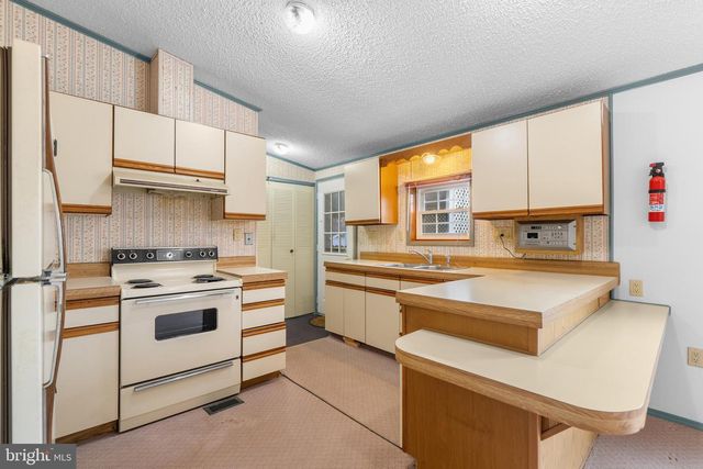 907 LAKEVIEW DR, Green Lane, PA 18054