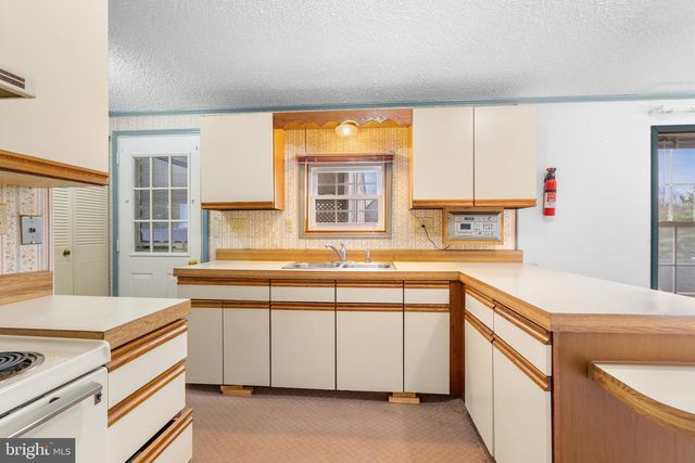 907 LAKEVIEW DR, Green Lane, PA 18054