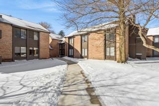 740 Saint Andrews Lane 35, Crystal Lake, IL 60014