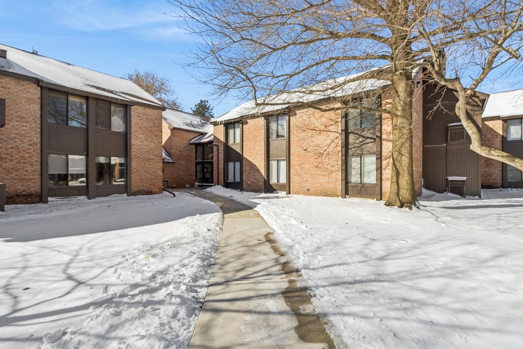 740 Saint Andrews Lane 35, Crystal Lake, IL 60014