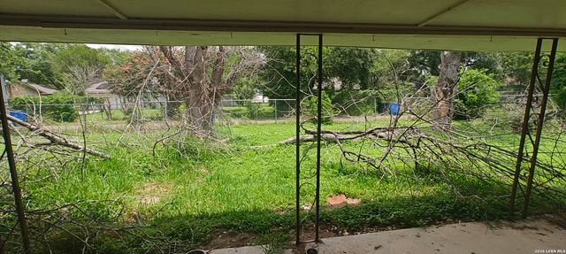 807 Elizabeth, Seguin, TX 78155