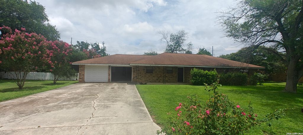 807 Elizabeth, Seguin, TX 78155