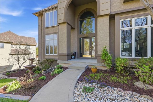 9227 Redbud Lane, Lenexa, KS 66220