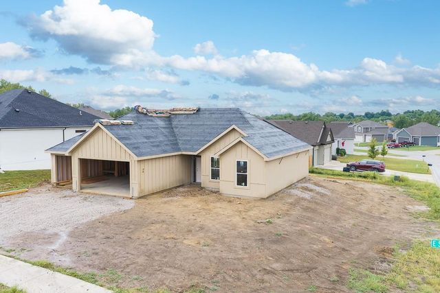 2706 Stone Creek Avenue, Tonganoxie, KS 66086