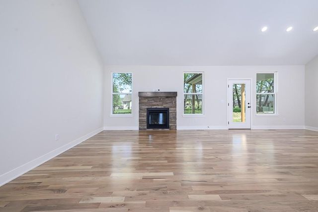 2706 Stone Creek Avenue, Tonganoxie, KS 66086