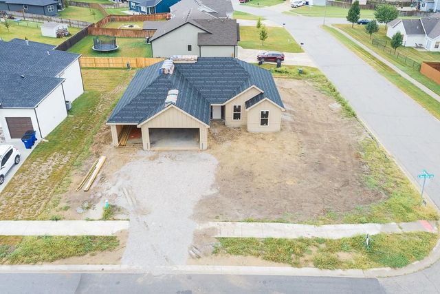 2706 Stone Creek Avenue, Tonganoxie, KS 66086