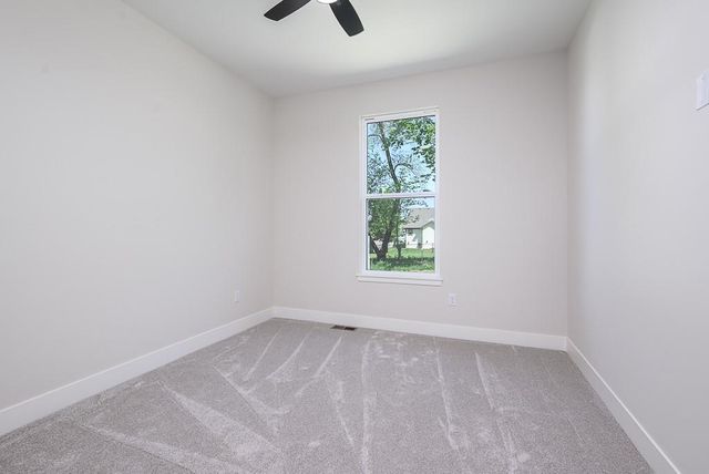 2706 Stone Creek Avenue, Tonganoxie, KS 66086
