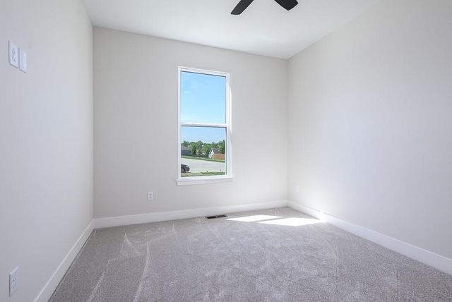2706 Stone Creek Avenue, Tonganoxie, KS 66086