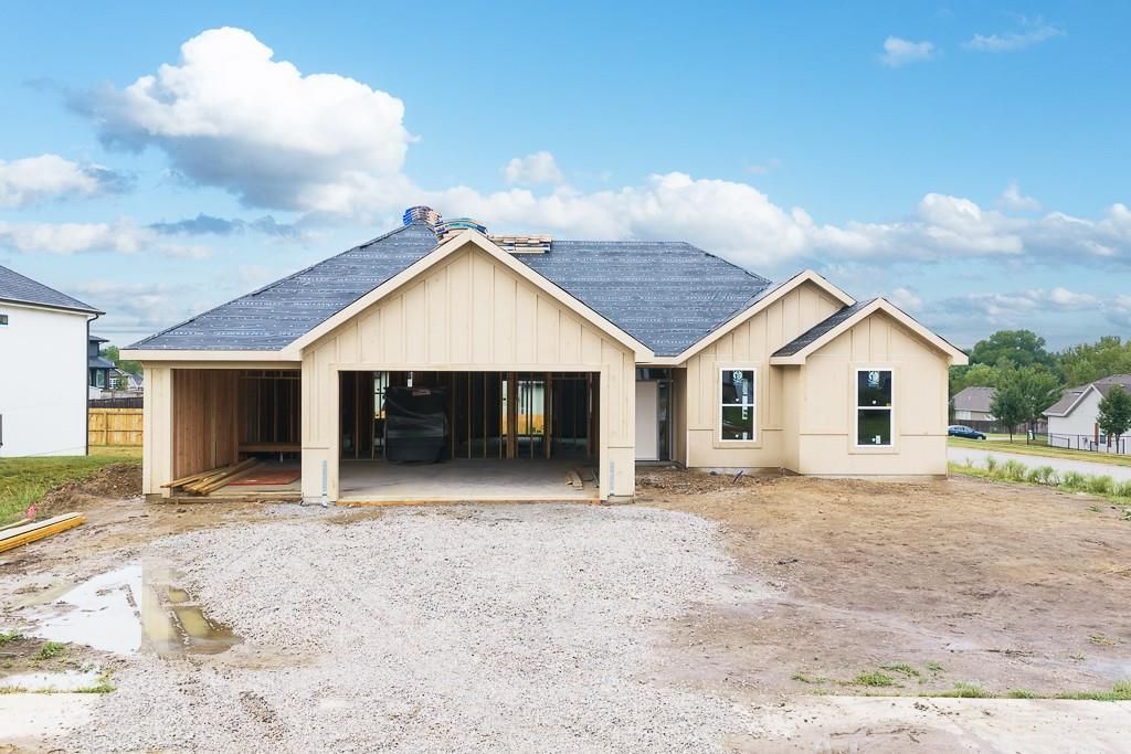 2706 Stone Creek Avenue, Tonganoxie, KS 66086