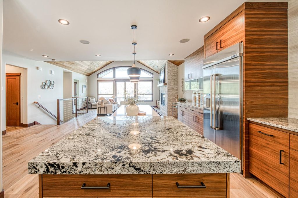 Image 15 of property listing at 44687 Lakeview, Shaver Lake, CA 93664